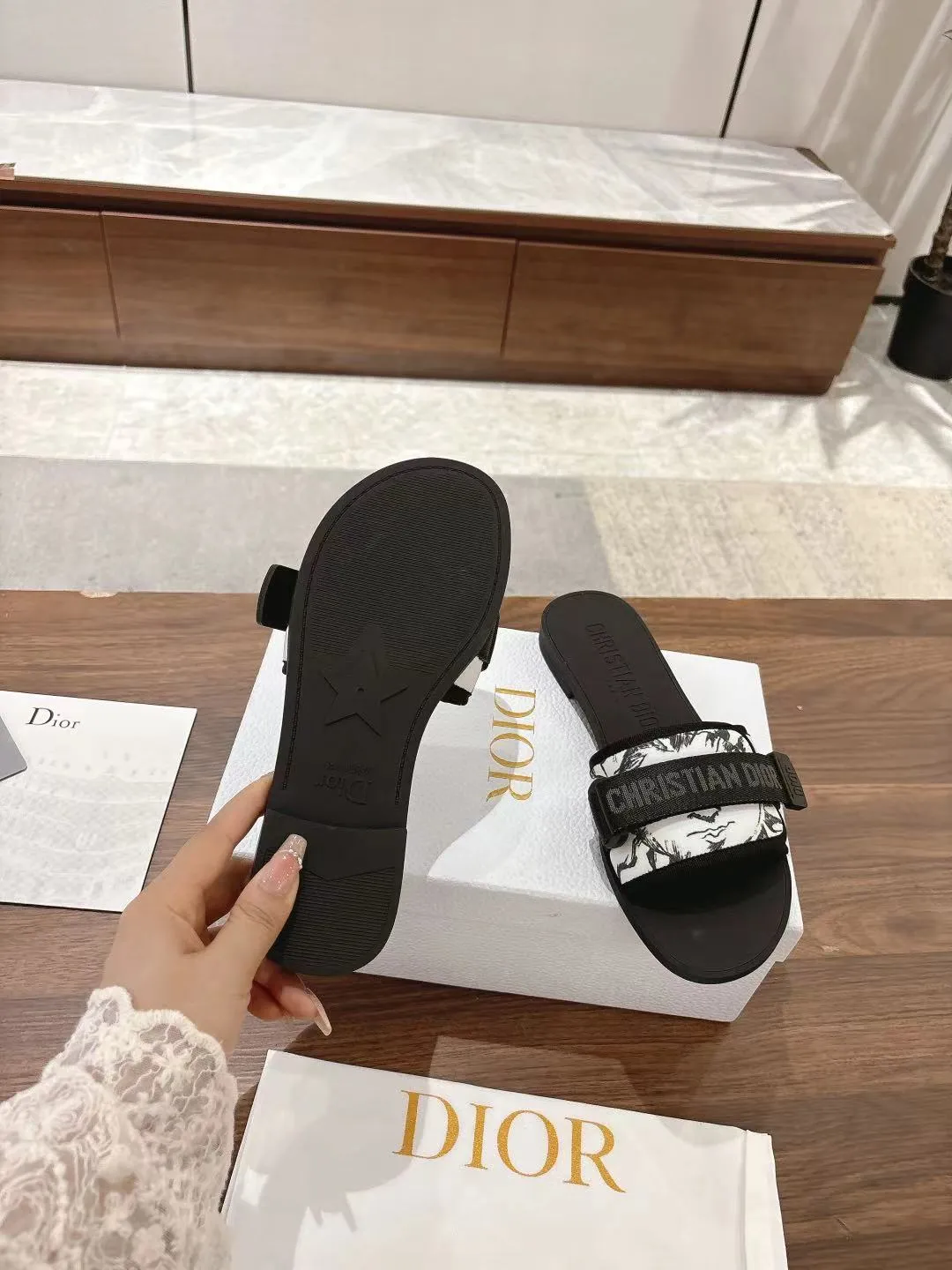 👟👟Ex-factory price 380👟👟 Dior D’s latest series of Velcro buckle sandals and slippers in new colors! Perfect reproduction of the original version, the most popular color matching fabric, super layered ▪️Original molded high-end TPU outsole (not ordinary rubber) ▪️Very comfortable and easy to walk. All upper materials are custom-made from the original ▪️3D electric embroidered three-dimensional cloth surface, very versatile, a must-have for lazy people in summer ▪️Number of yards: 35-41